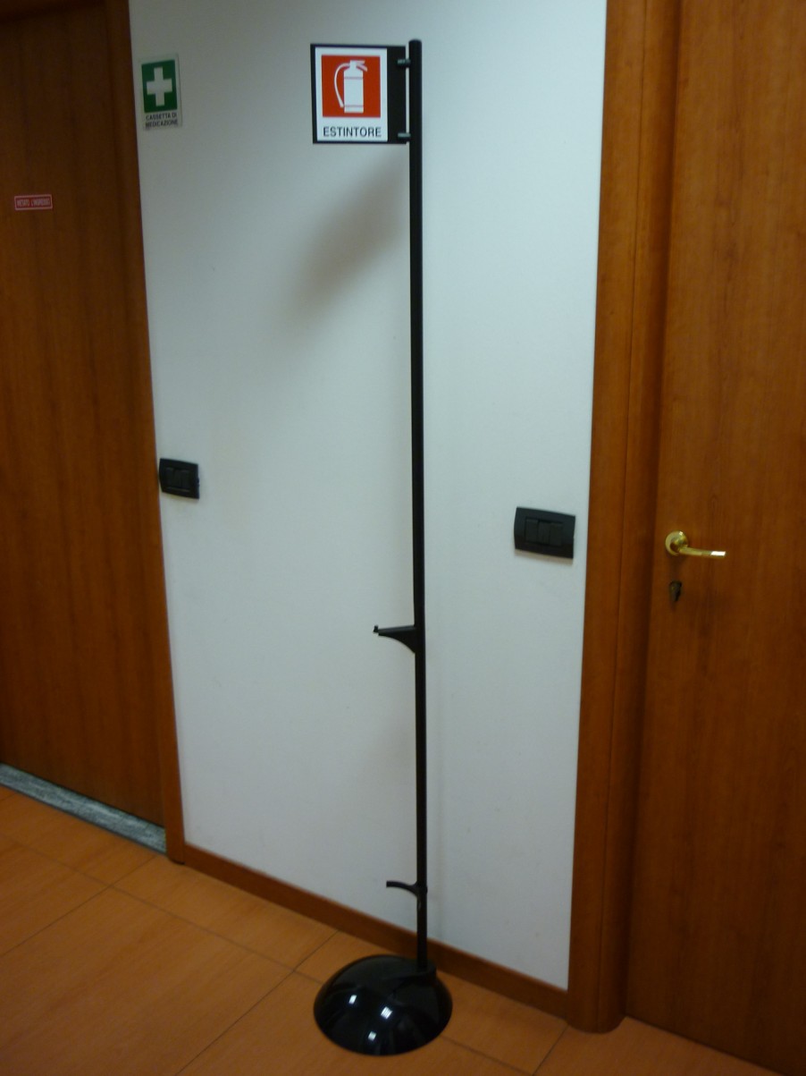 Supporto Porta Estintore Con Cartello Antincendio 269 B - Manfredi - Foto 6